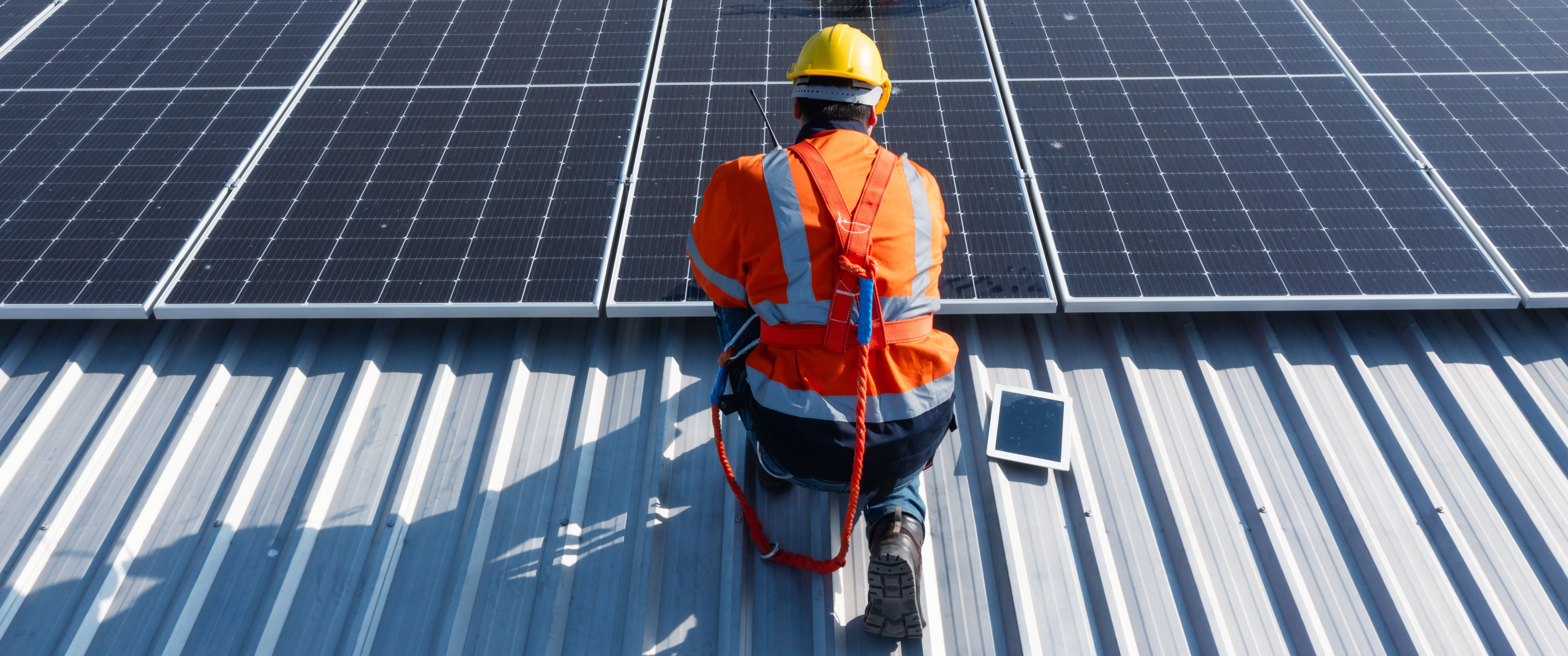 Solaranlageninstalation | © AdobeStock_699978850