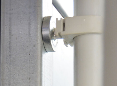 magnetische Befestigung eines Kabelkanals | © Brugger GmbH